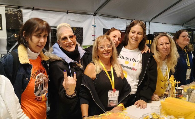 סי היימן עם המתנדבות בדוכן המכירה סי היימן עם המתנדבות בדוכן המכירה