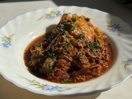 לזניה כרוב. שילוב בין המאפה האיטלקי לכרוב ממולא (צילום: יעל קצב)