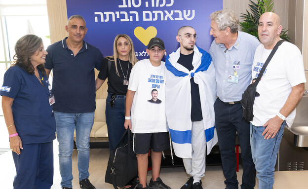 רום ברסלבסקי עם משפחתו (צילום: ערן ירדני, לע