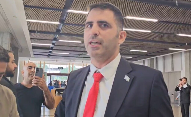 שלמה קרעי מגיע לבית המשפט המחוזי כדי לתמוך ברה