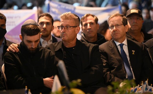 הנשיא הרצוג ומתן אנגרסט בהלווית סרן דניאל פרץ (צילום: חיים צח, לע