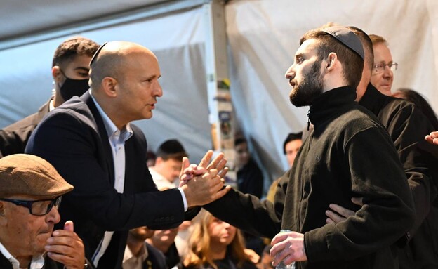 מתן אנגרסט בהלוויה של דניאל פרץ עם נפתלי בנט (צילום: חיים צח, לע