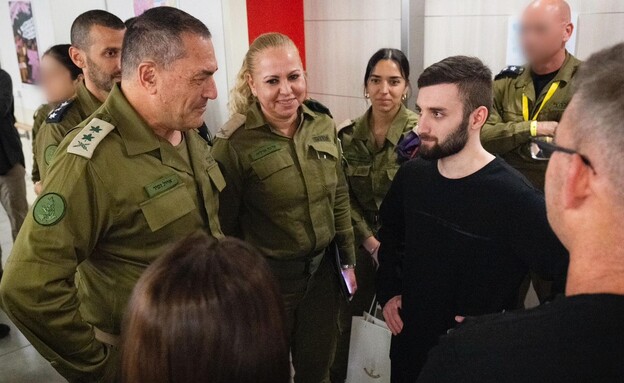 שורד השבי מתן אנגרסט בפגישתו עם הרמטכ״ל (צילום: מטה משפחות החטופים)