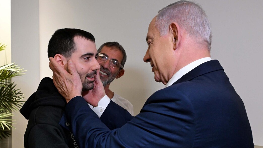 רה"מ נפגש עם שורדי שבי