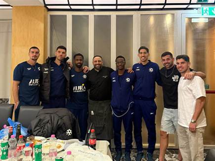 שחקני הנבחרת והשף (צילום: ספורט 5)