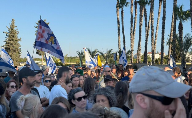 אזרחים ואזרחיות רבים בהלווית גיא אילוז ברעננה אזרחים ואזרחיות רבים בהלווית גיא אילוז ברעננה