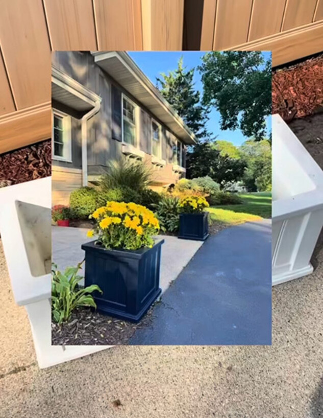 זבל של עשירים עציצים שמצאו מקומם בחנייה זבל של עשירים עציצים שמצאו מקומם בחנייה