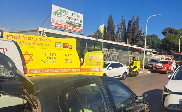 רכב התנגש בבית קפה בכפר סבא רכב התנגש בבית קפה בכפר סבא