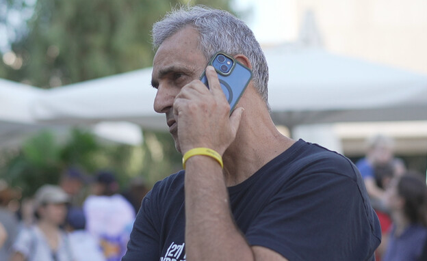 מישל מקבל מידע על השבת גופתו בנו גיא ז"ל