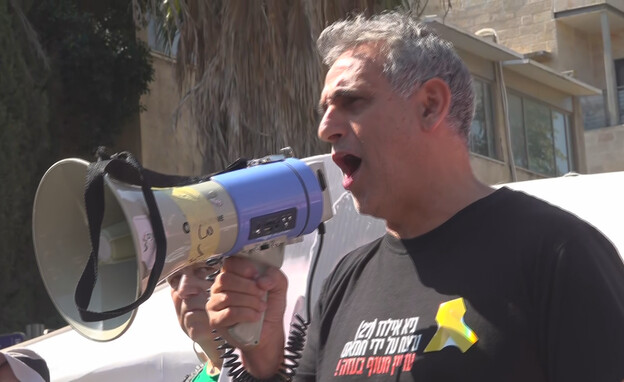 מישל בהפגנה לשחרור החטופים