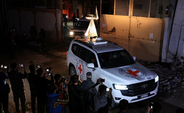 הצלב האדום באחת מנקודת המסירה (צילום: Dawoud Abu Alkas, reuters)