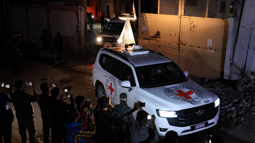 הצלב האדום באחת מנקודת המסירה