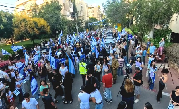 המונים בכפר סבא מחוץ לבית אימו של איתן הורן 