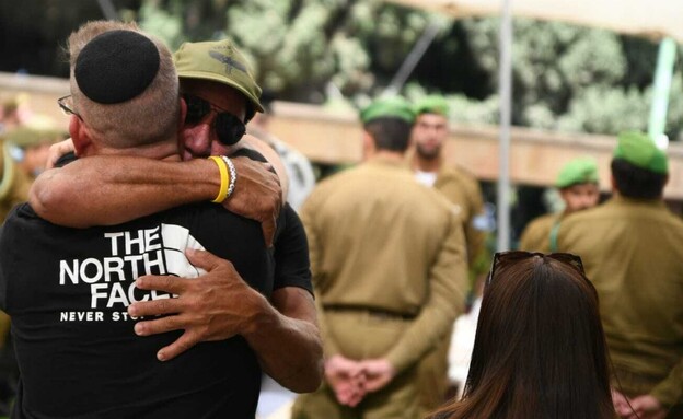 אביו של תמיר נמרודי מתחבק עם אביו של מתן אנגרסט (צילום: דנור אהרון) אביו של תמיר נמרודי מתחבק עם אביו של מתן אנגרסט (צילום: דנור אהרון)