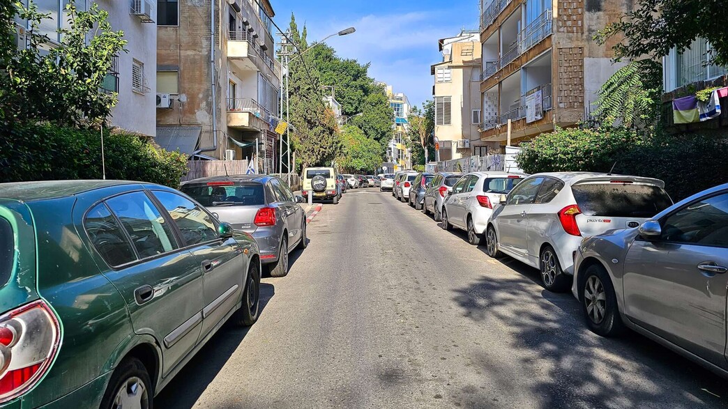 מכוניות חונות בלב תל אביב
