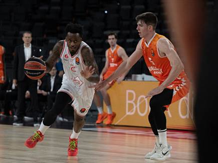 קיבל שיחה (Photo by Jose Miguel Fernandez/Anadolu via Getty Images (צילום: ספורט 5)