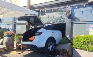 רכב התנגש בבית קפה בכפר סבא (צילום: לפי סעיף 27 א')