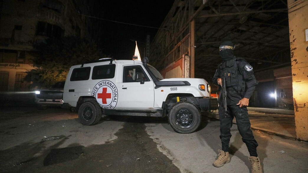 הצלב האדום מגיע לאחת מנקודת המסירה