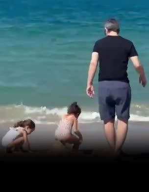 משפחת מירן מבלה בחוף - בהרכב מלא: עמרי, לישי, רוני ועלמא משפחת מירן מבלה בחוף - בהרכב מלא: עמרי, לישי, רוני ועלמא