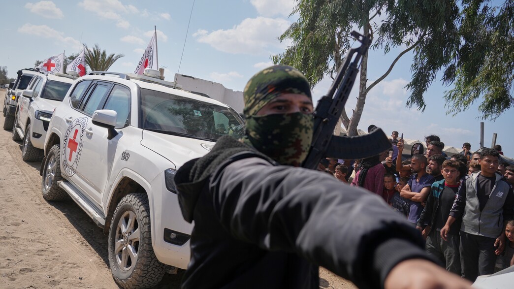 מחבלי חמאס בנקודת העברת החטופים לצלב האדום מחבלי חמאס בנקודת העברת החטופים לצלב האדום