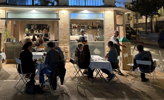 יש גם אזור ישיבה בחוץ. צ'וטה החדשה של אילן גרוסי יש גם אזור ישיבה בחוץ. צ'וטה החדשה של אילן גרוסי