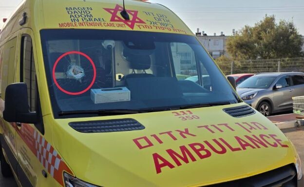 האמבולנס שנפגע מאבנים בדרום (צילום: מד"א )