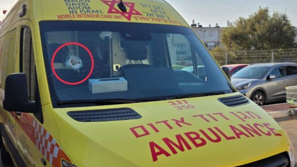 האמבולנס שנפגע מאבנים בדרום האמבולנס שנפגע מאבנים בדרום