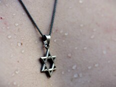 בגלל השרשרת שענד: יהודי נעצר מול השגרירות בלונדון