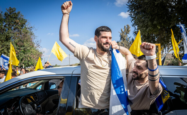 שורדי השבי גלי וזיוי ברמן חוזרים הביתה שורדי השבי גלי וזיוי ברמן חוזרים הביתה