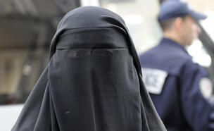 אישה מוסלמית עוטה בורקה בפריז (צילום: רויטרס)