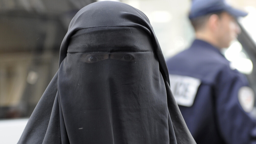 אישה מוסלמית עוטה בורקה בפריז אישה מוסלמית עוטה בורקה בפריז