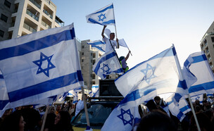 אלקנה בוחבוט חוזר לביתו במבשרת ציון (צילום: reuters)