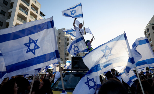 אלקנה בוחבוט חוזר לביתו במבשרת ציון
