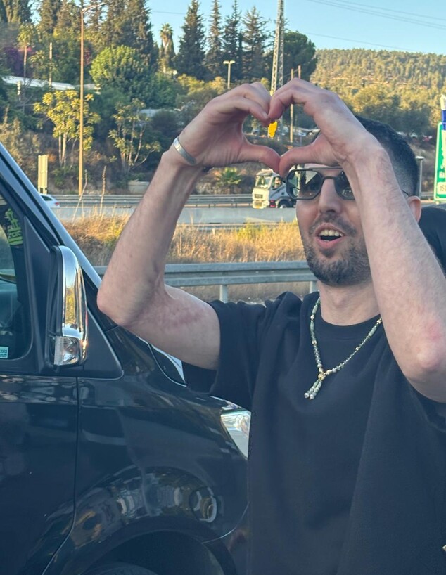 אלקנה בוחבוט חוזר לביתו במבשרת ציון אלקנה בוחבוט חוזר לביתו במבשרת ציון