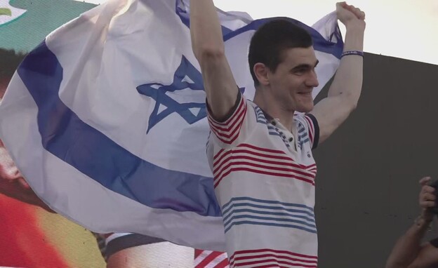 מקסים הרקין חוזר לביתו בטירת הכרמל (צילום: N12)