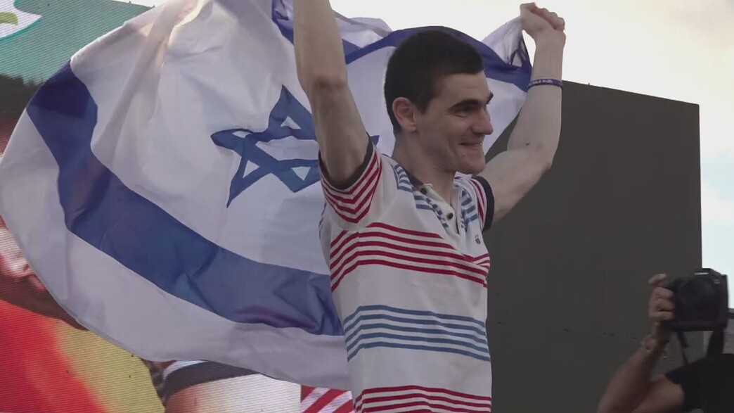 מקסים הרקין חוזר לביתו בטירת הכרמל מקסים הרקין חוזר לביתו בטירת הכרמל