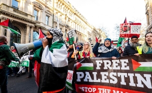 מחאה פרו פלסטינית ברמינגהאם בריטניה (צילום: Ryley Morton, shutterstock)