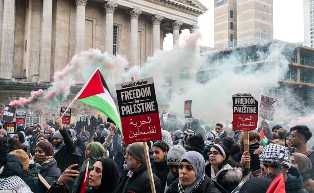 מפגינים בהפגנה פרו פלסטינית בברמינגהאם בריטניה