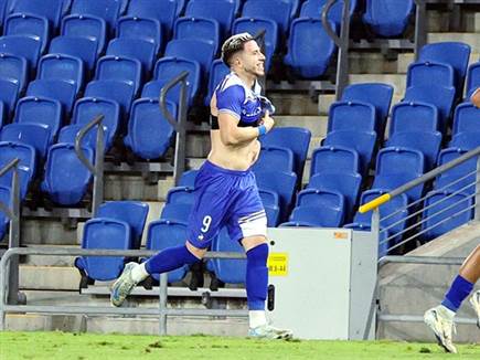 רגע נשגב, ומגוחך. הגול של אוגריסה (צילום: אלן שיבר) (צילום: ספורט 5)