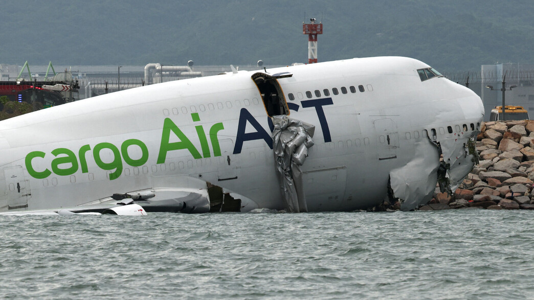 מטוס מטען נפל לים בנחיתה בהונג קונג מטוס מטען נפל לים בנחיתה בהונג קונג