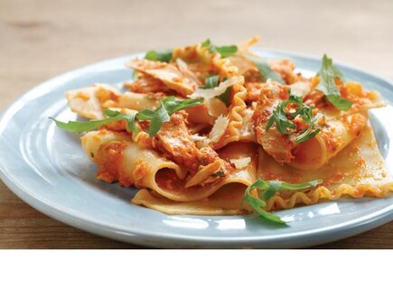 עלי לזניה שבורים ברוטב טונה חריפה, עגבניות וארוגול (צילום: דניה ויינר, ספר הפסטה של על השולחן)