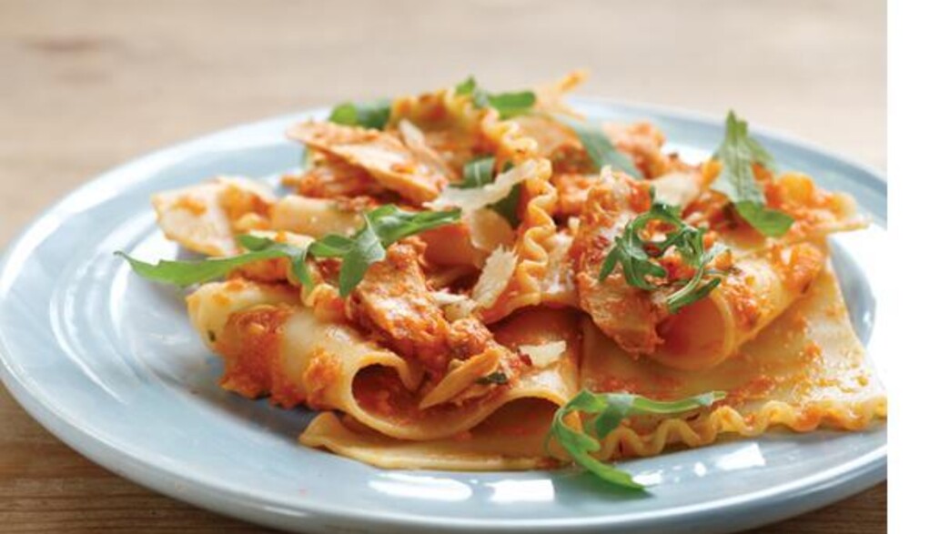 עלי לזניה שבורים ברוטב טונה חריפה, עגבניות וארוגול