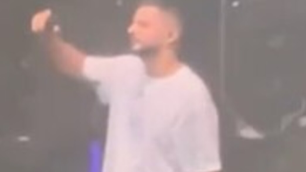 בגלל התאורה: מעריצה התמוטטה בהופעה של עדן חסון