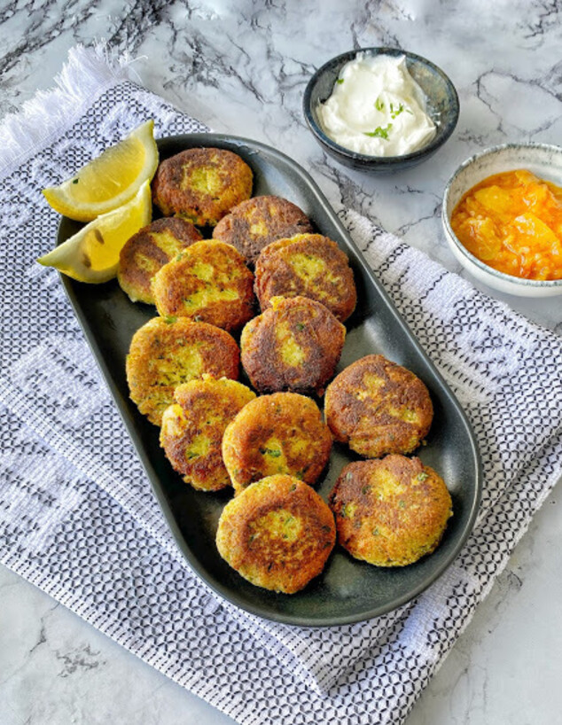 קציצות טונה מוכנות. תרגישו חופשי להוסיף מה שבא לכם (צילום: רון יוחננוב, mako אוכל)