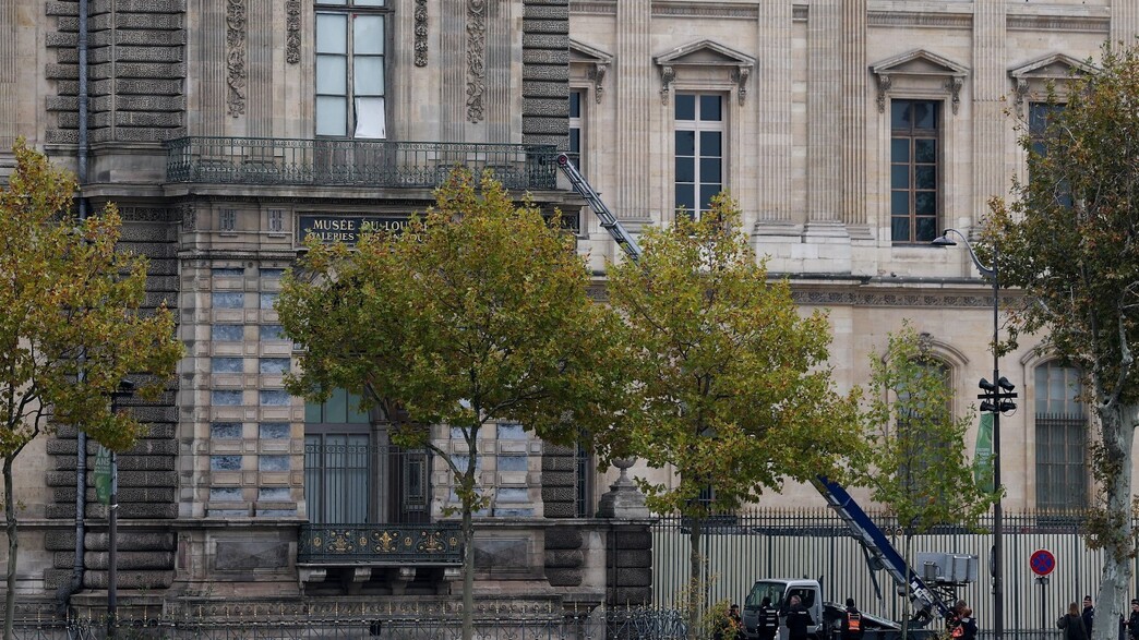 המנוף ששימש את הגנבים בפריצה למוזיאון הלובר המנוף ששימש את הגנבים בפריצה למוזיאון הלובר