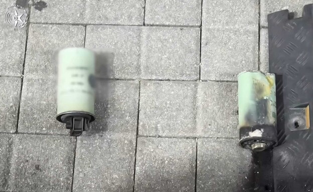 אבוקות וחזיזים מוסלקים בתוך כריכים ורימוני עשן (צילום: דוברות המשטרה) אבוקות וחזיזים מוסלקים בתוך כריכים ורימוני עשן (צילום: דוברות המשטרה)
