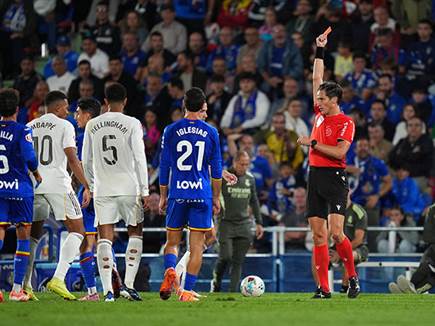 ו-ויניסיוס סחט שני אדומים (Angel Martinez/Getty Images)