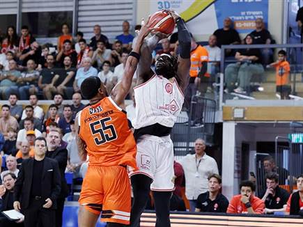 שלט מתחת לסלים. מוטלי (אלן שיבר)