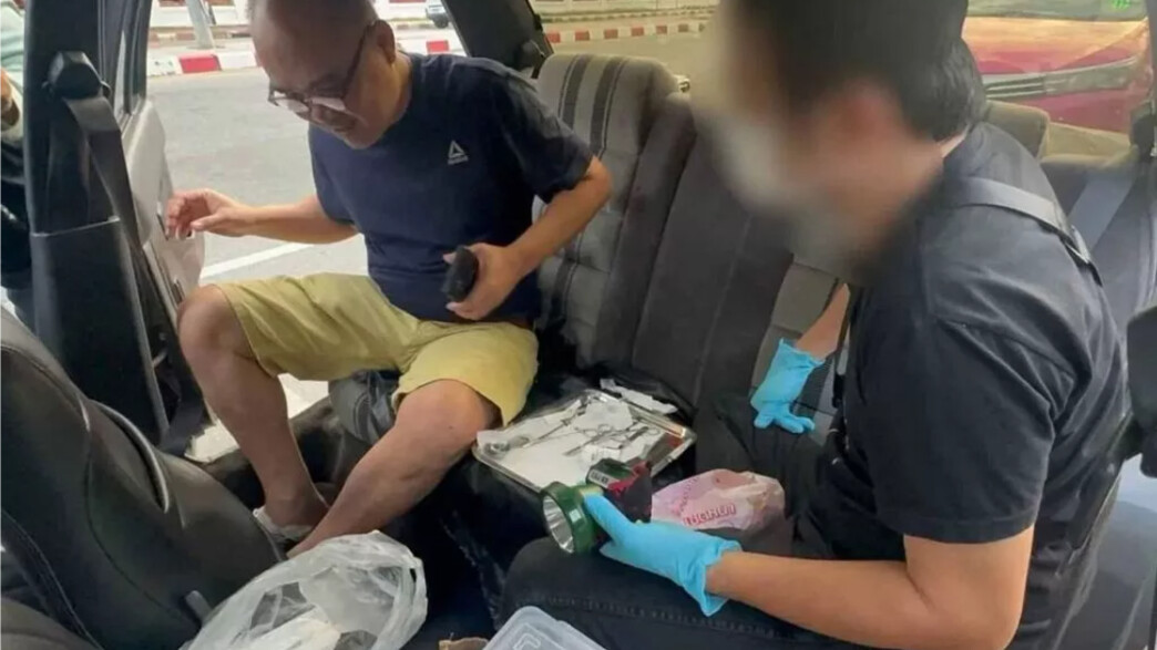 נתפס מבצע ניתוחים להגדלת איבר המין ברכב שלו