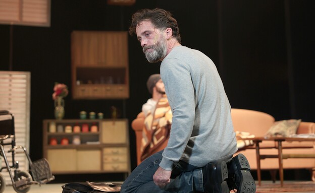 תום אבני בהצגה "החולה היהודי" בתיאטרון הקאמרי